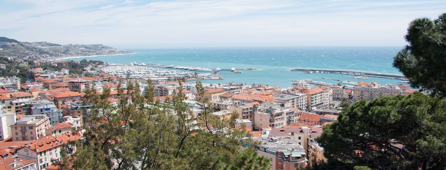 Vakker utsikt over byen Sanremo og Middelhavet