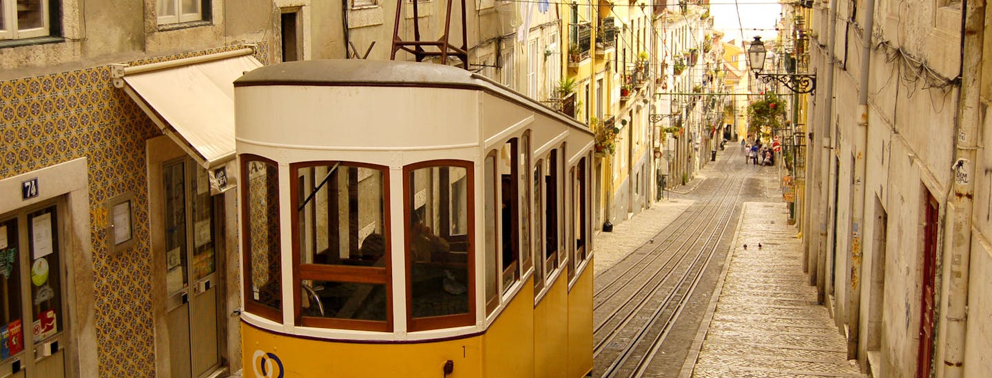En af de gamle gule sporvogne i Lissabon Portugal