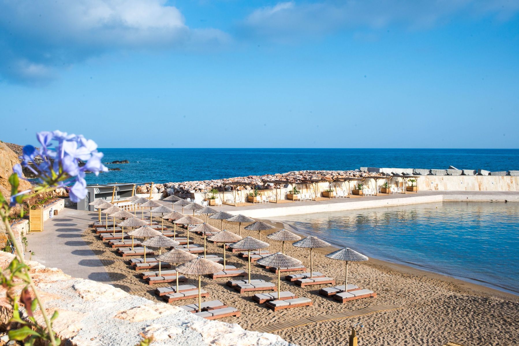 The Royal Blue Luxury Beach Resort i Panormo Book online nu!