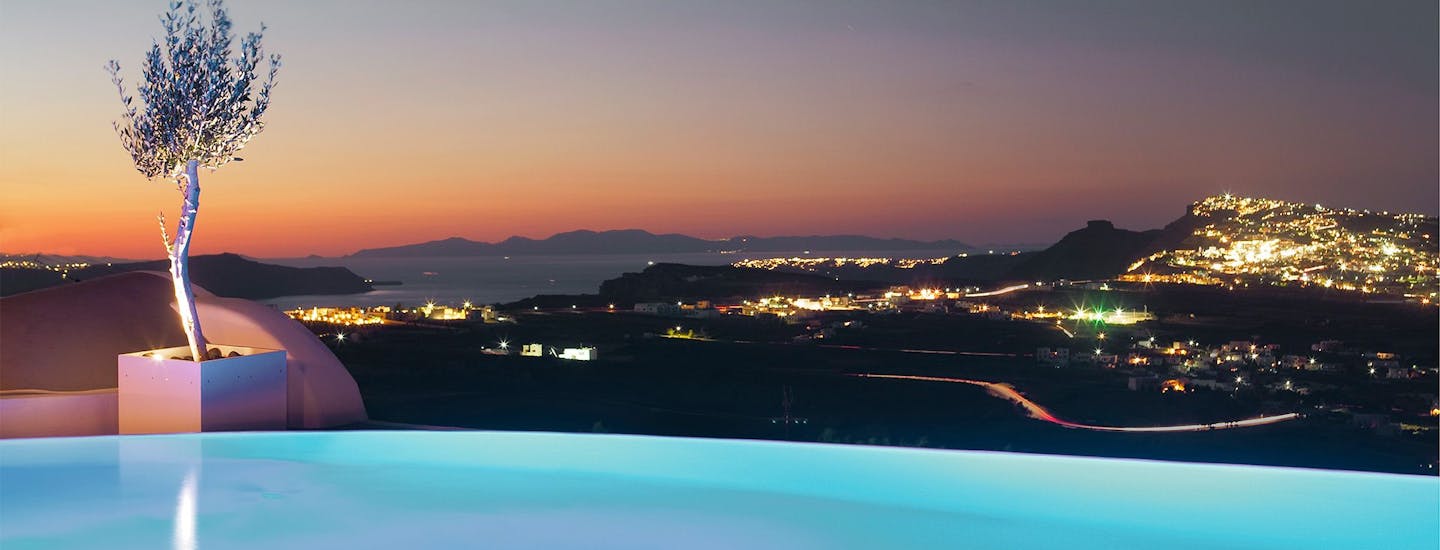 Lyxsemester på Santorini. Åk på en lyxresa till Santorini med Escapeaway och bo på lyxhotell med stil och charm.