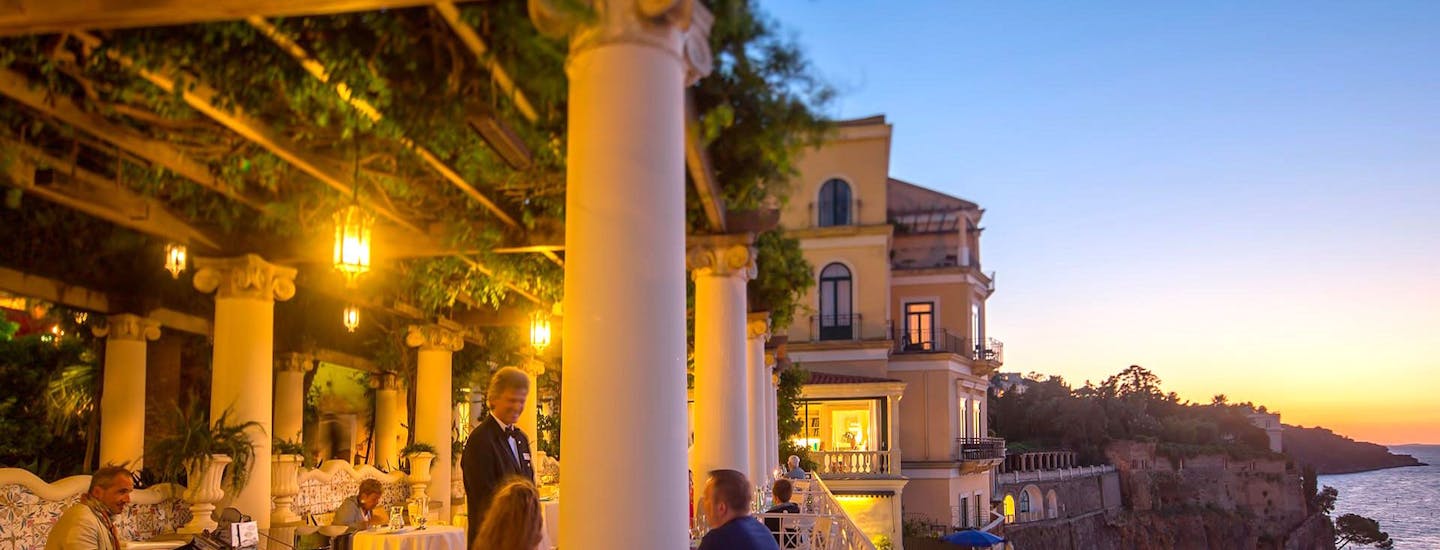 Middag med udsigt, hotelller på Amalfikysten, Italien